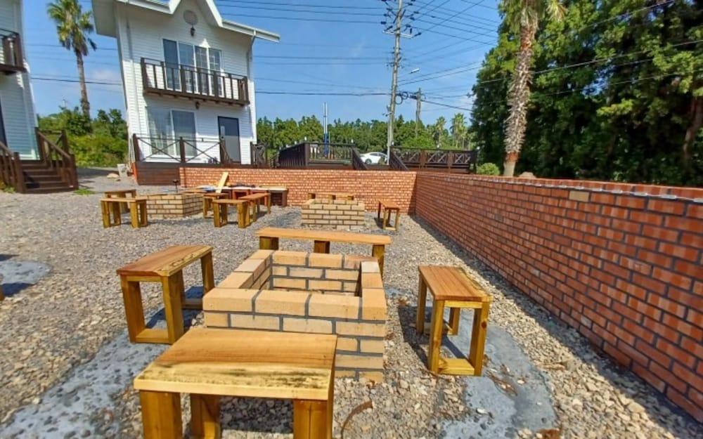 Seogwipo Jungmun Oasis Pension