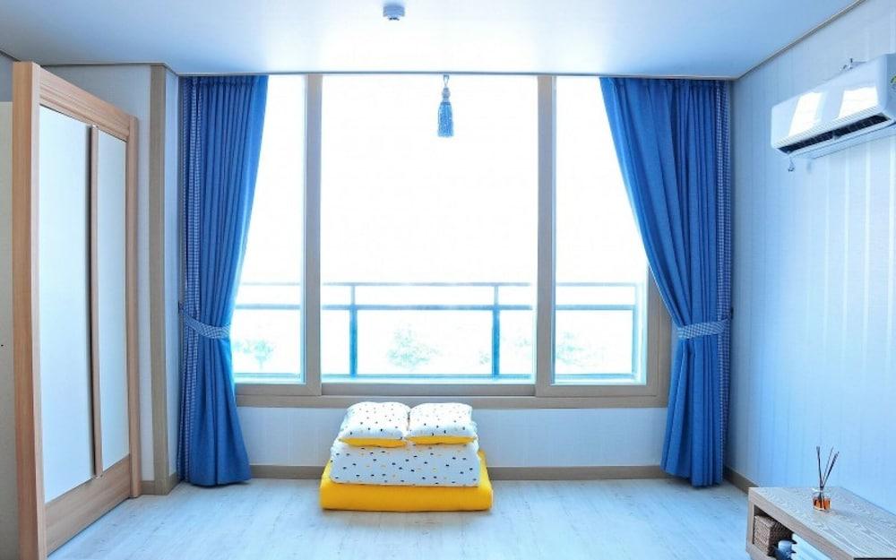 Tongyeong Cobalt Blue Pension