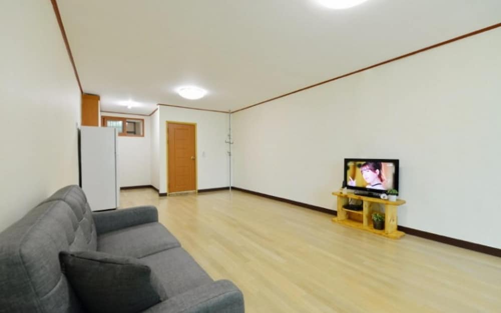 Chuncheon Aisan Tennis Pension