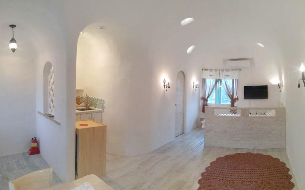 Jeju Hayandeungdae Pension