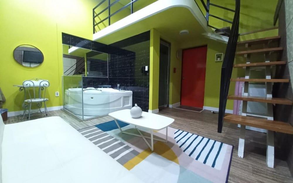 Boryeong Su and Seol Pension