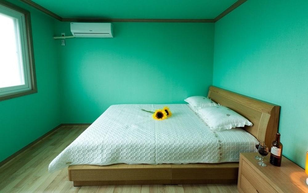 Namhae Seomnara Hayanjip Pension