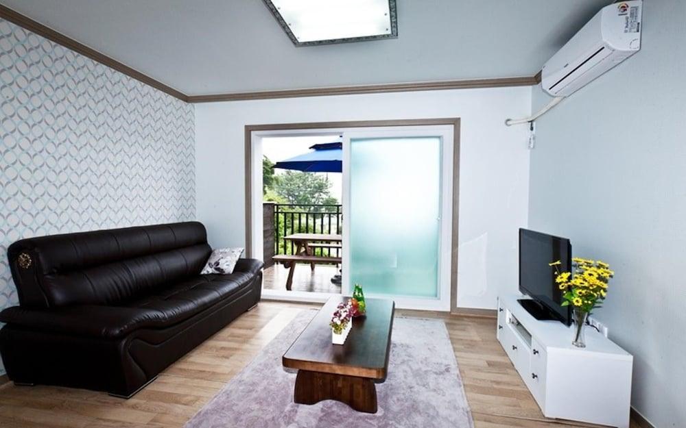 Namhae Seomnara Hayanjip Pension