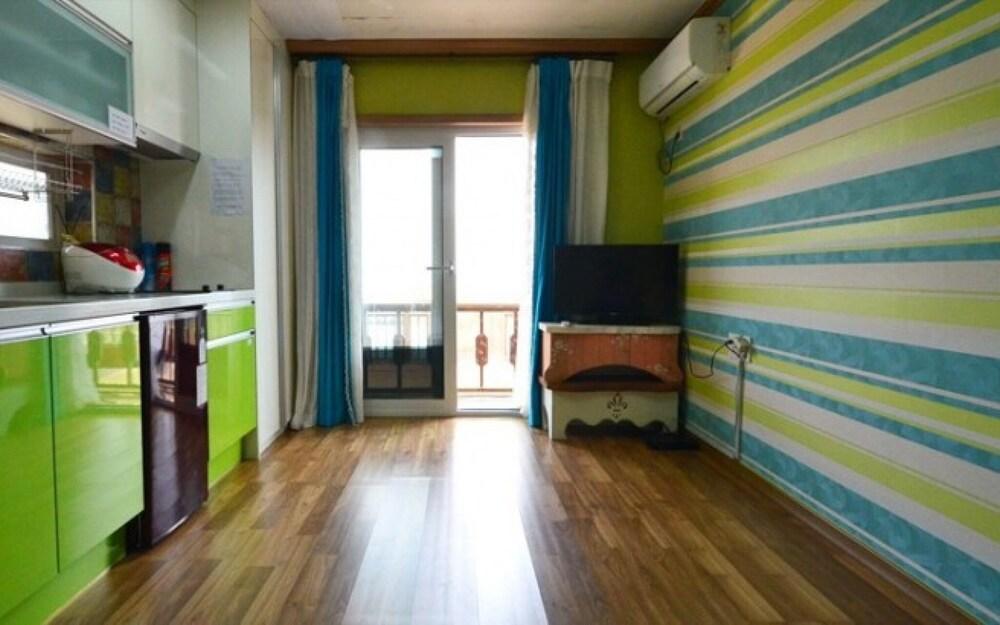 Seocheon Red Windmill Attiang Pension