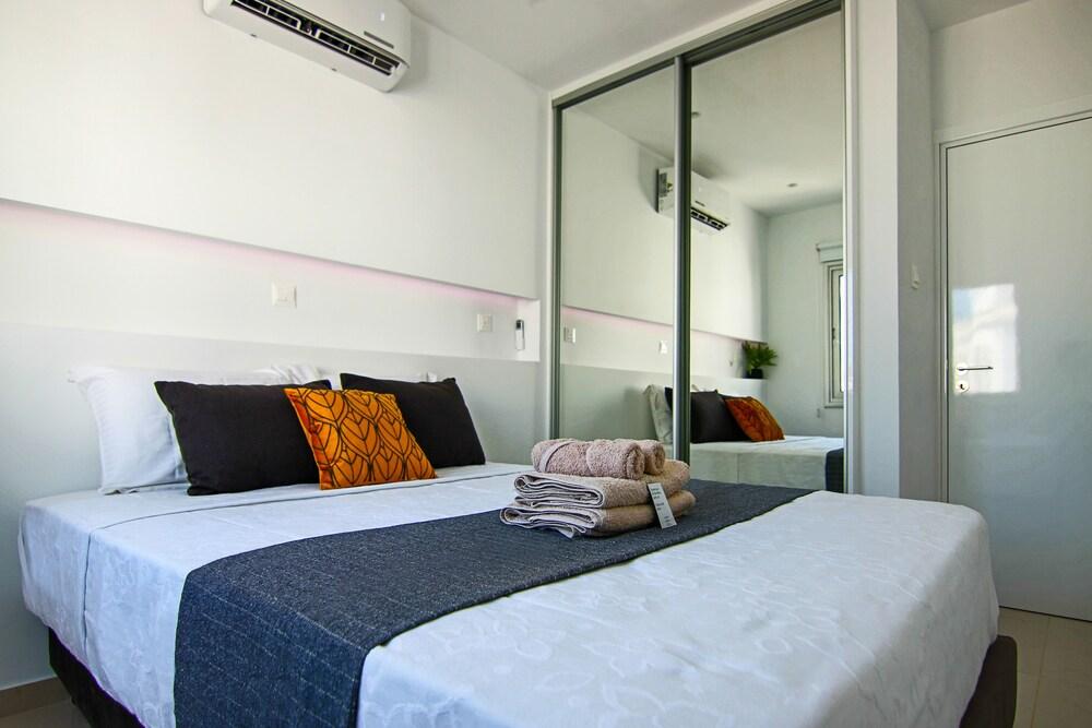 Phaedrus Living: Seaside Luxury Flat Lighthouse 65