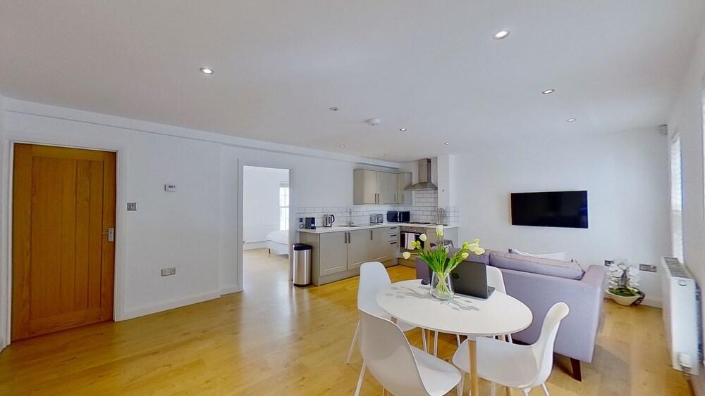 BookedUK - Cosy but spacious apartment