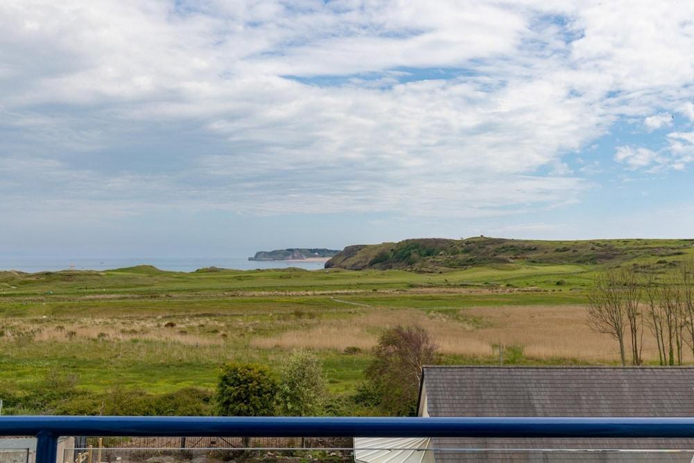 Surf Deck - Lovely Apartment Spectacular Coastal Views Short Walk to Beach