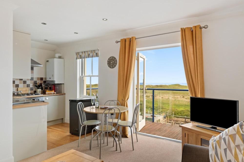 Surf Deck - Lovely Apartment Spectacular Coastal Views Short Walk to Beach