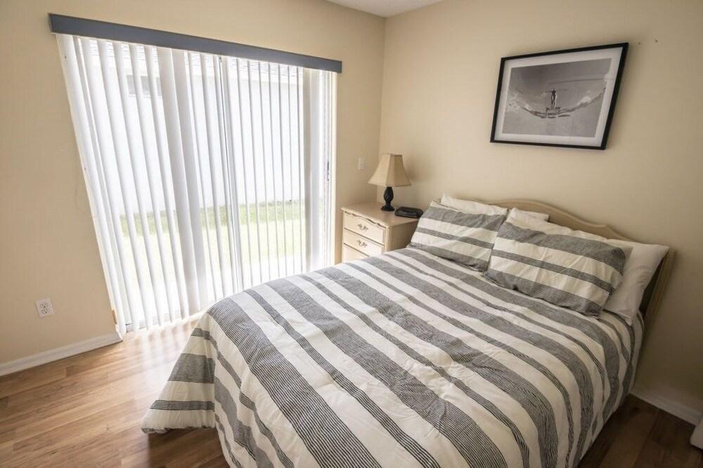 Nice "private" Pool Area! 4 Bedroom Home by Redawning