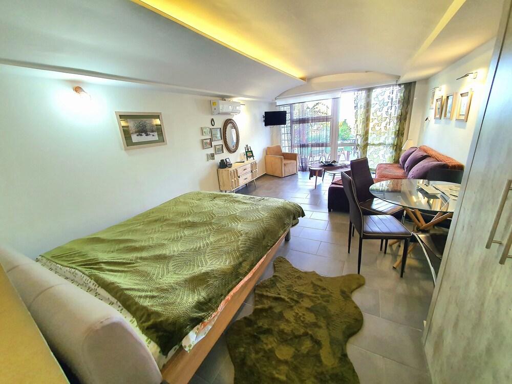 Magical View Studios Asproneri, Kamena Vourla