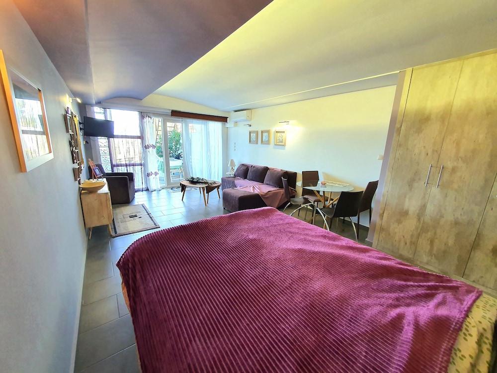 Magical View Studios Asproneri, Kamena Vourla