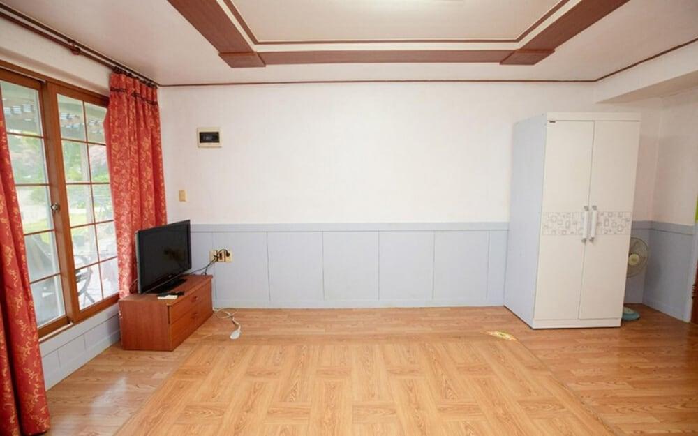 Taean Hannane Pension