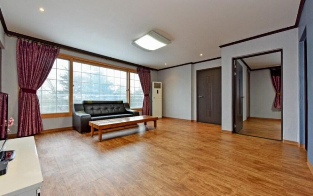 Yesan Jeongdaun Pension