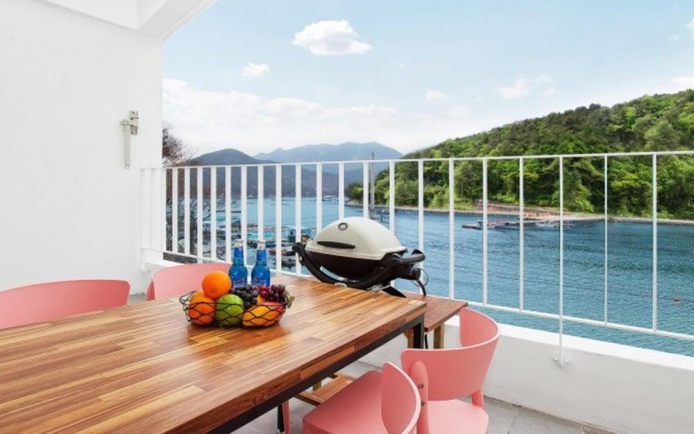 Tongyeong Zigzag Pension