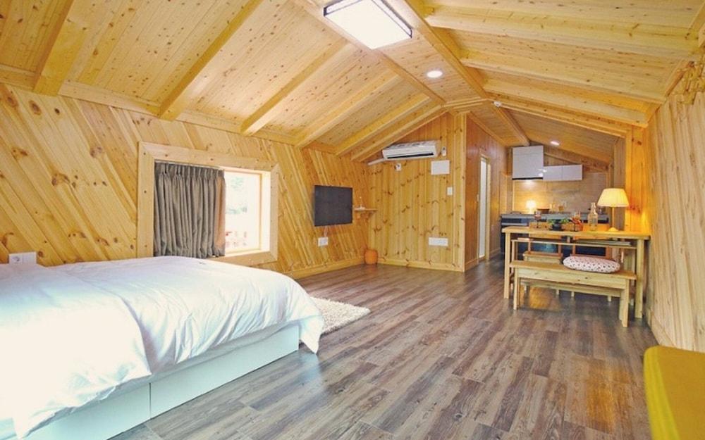 Gyeongju Gaewoolga Poolvilla