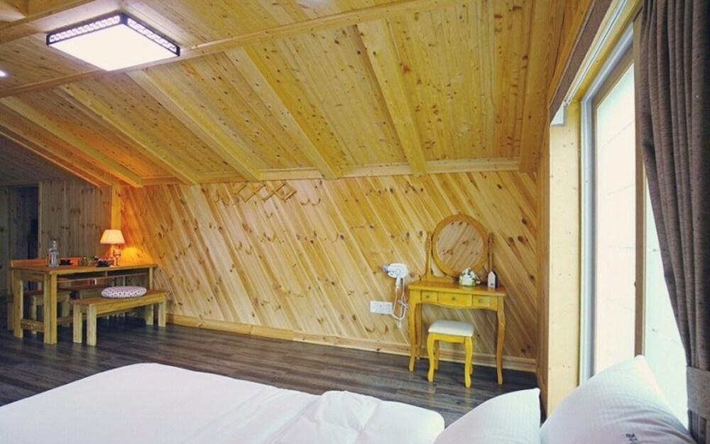 Gyeongju Gaewoolga Poolvilla