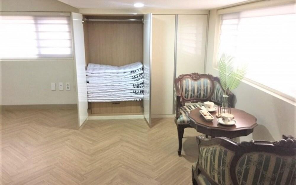 Busan J and J House Pension