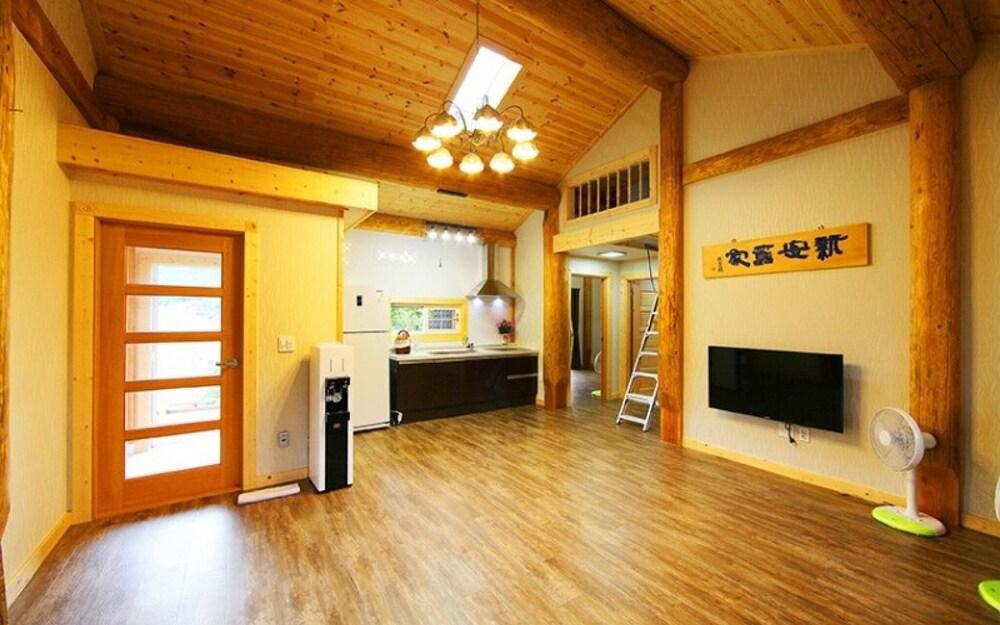 Boryeong Dalbitjeongwon Pension