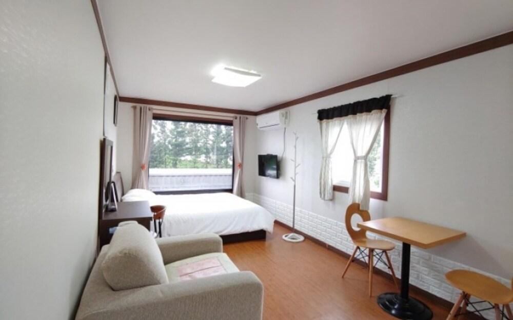 Seogwipo Shineville Pension