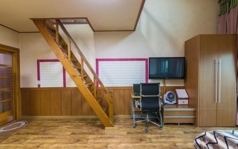 Uljin Blue Ara Pension