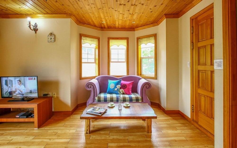 Taean Sky Lake Pension