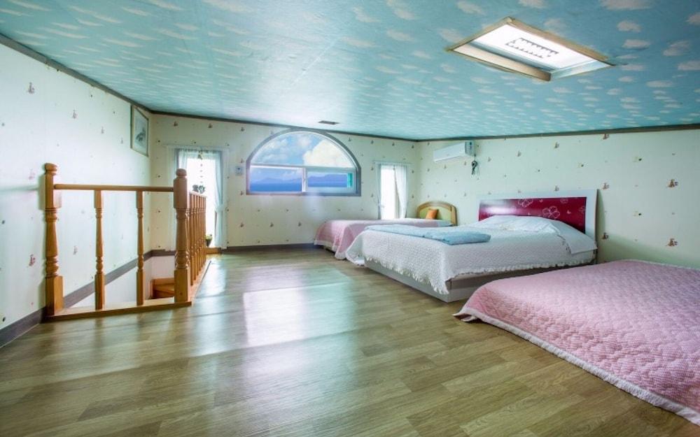 Seokmodo White Wing Pension