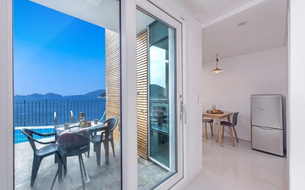 Geojedo Blue Hill Pension