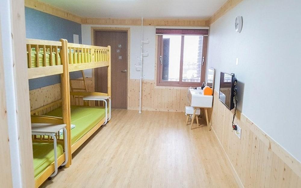 Seogwipo Hayanunduk Pension