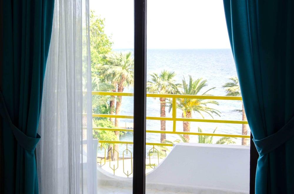 Serenita Beach Hotel