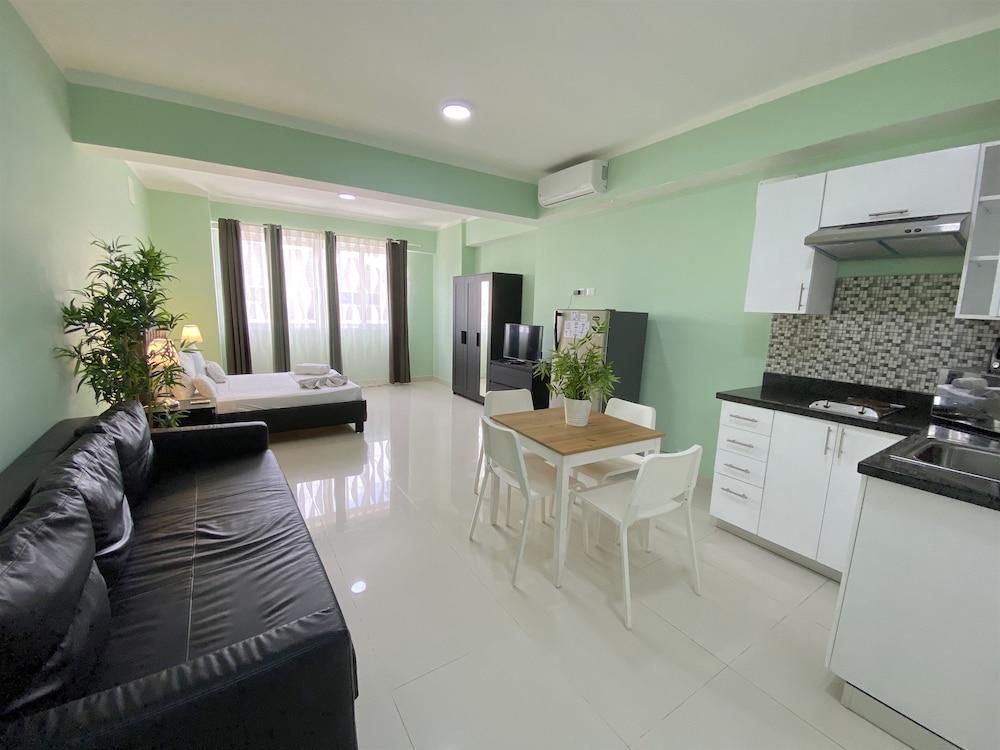 Aventura Deluxe Suites Rooftop Pool