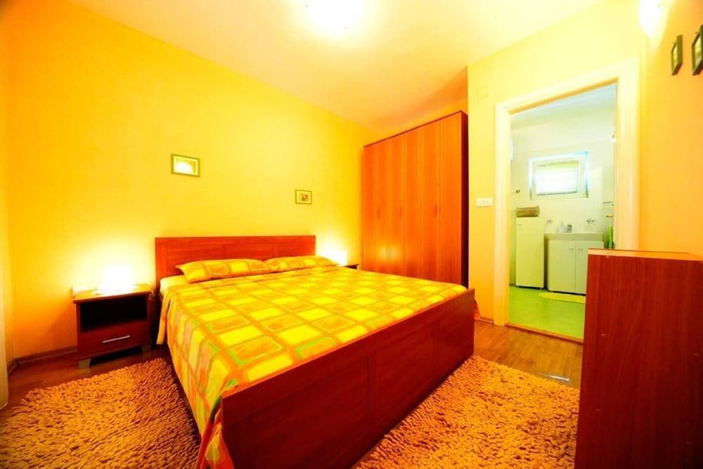 4 Bed Villa Sleeps 9 - Pool, Pets, Garden, Parking