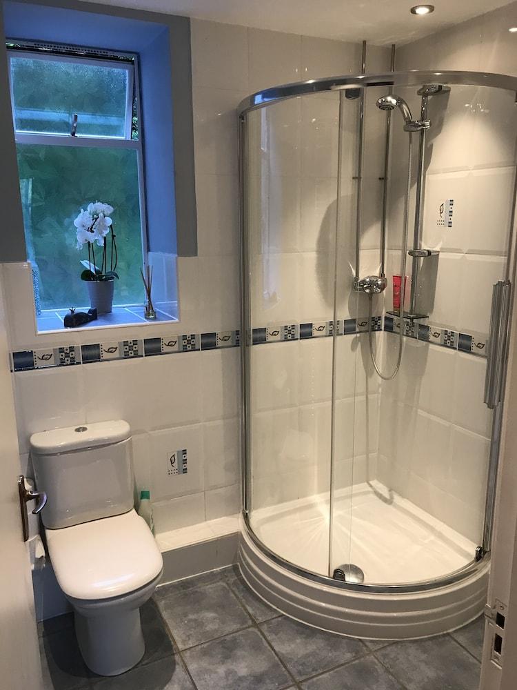 Beachside 2-bed - Sleeps 4, Parking & Pet Friendly