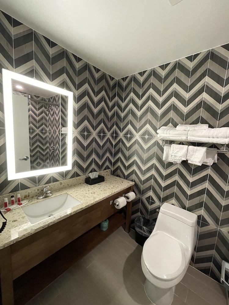 Super 8 by Wyndham Brooklyn Williamsburg