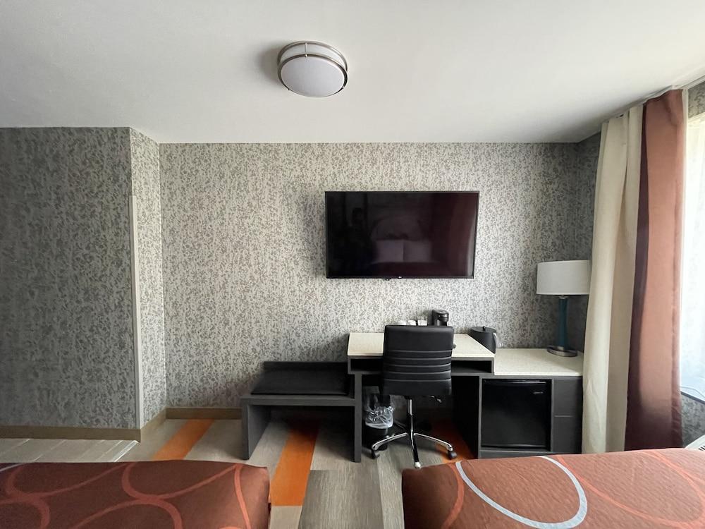 Super 8 by Wyndham Brooklyn Williamsburg