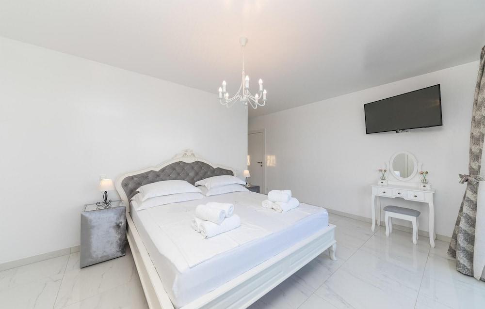 Beautiful Home in Kastel Stari with Hot Tub, Sauna & Outdoor Swimming Pool