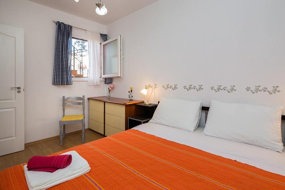 2 - Modern Apartment With Garden, 80m From Beach