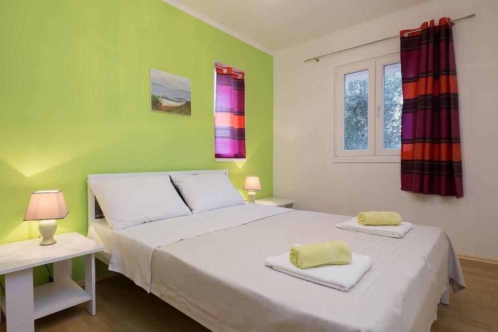 3 - Modern Apartment With Garden, 80m From Beach