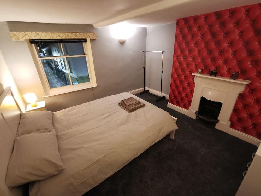 House - Sleeps up to 14 & Parking Available