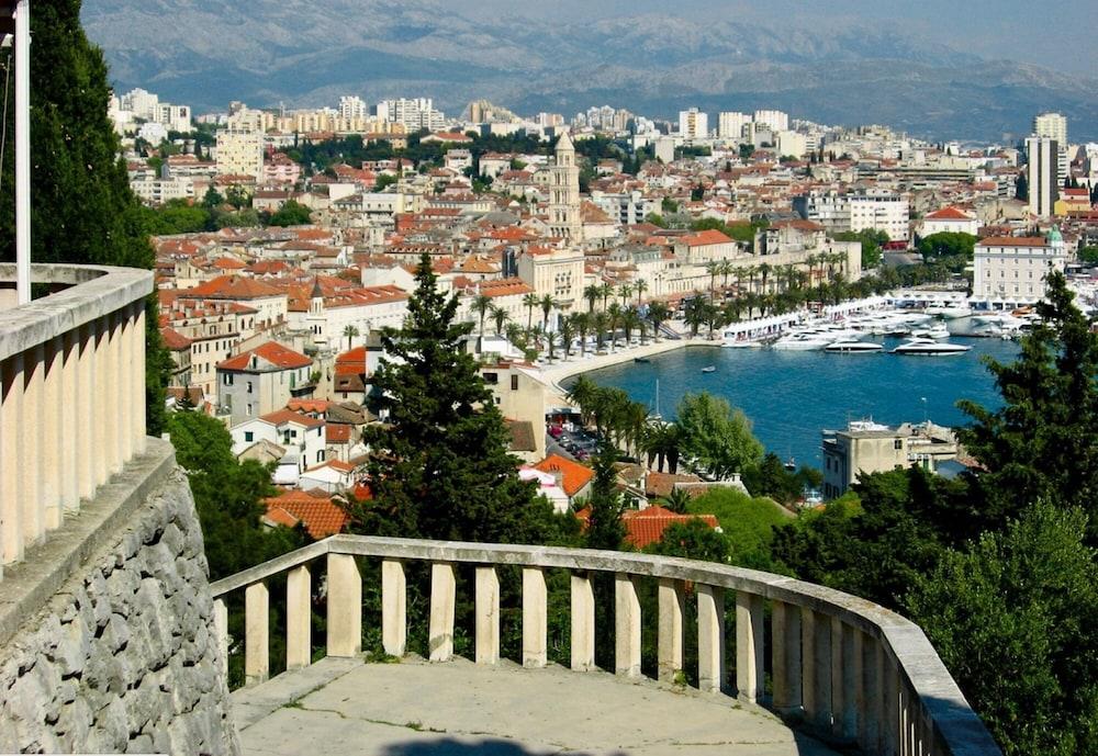 Close to Znjan Beach, Spacious Studio With Balcony