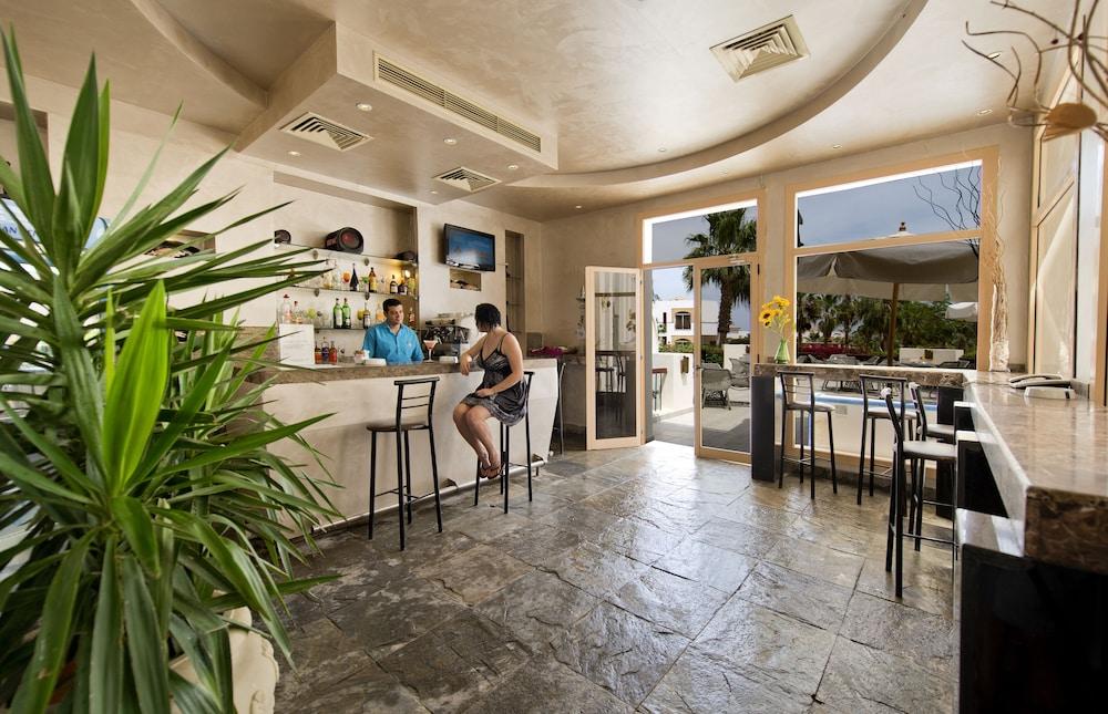 Amphoras Blu Ultra-AI Adults Friendly