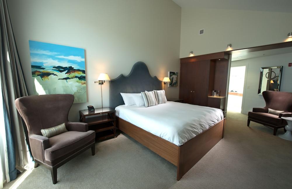 The Boathouse Waterfront Hotel & Marina