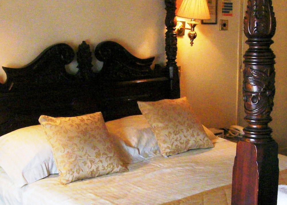 The Greyhound Coaching Inn