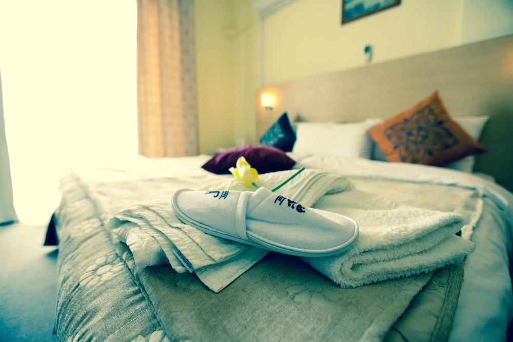 Montreal Hotel - Al Shobak