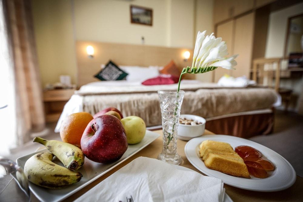 Montreal Hotel - Al Shobak