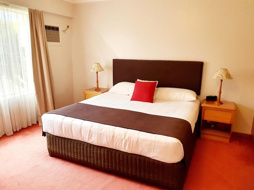 McNevin's Warwick Motel