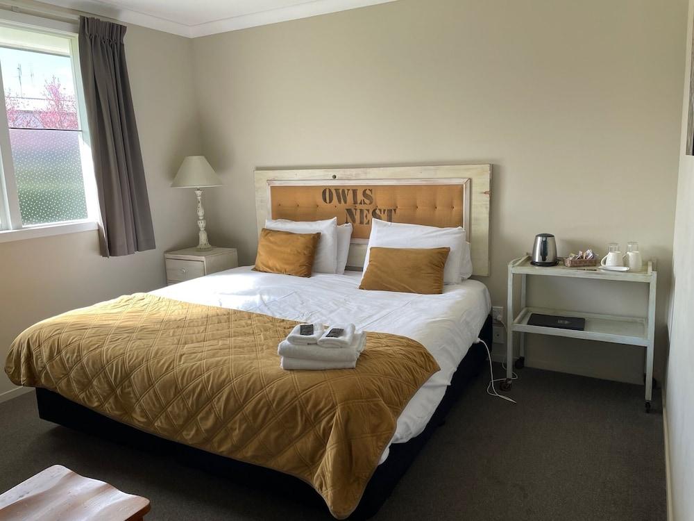 Fat Owl Motel, Bar & Eatery