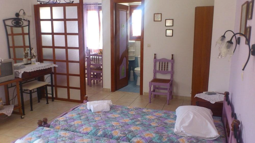 Dora's Studios and Apartments