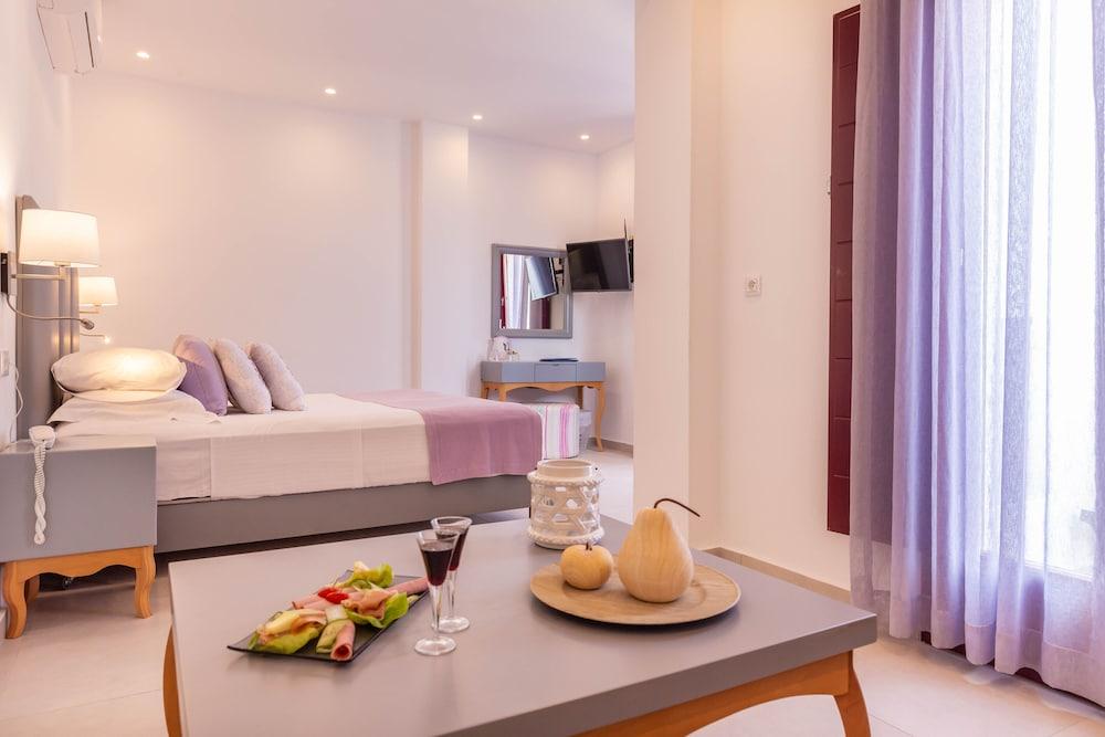 Mar n Mar Crown Hotel and Suites