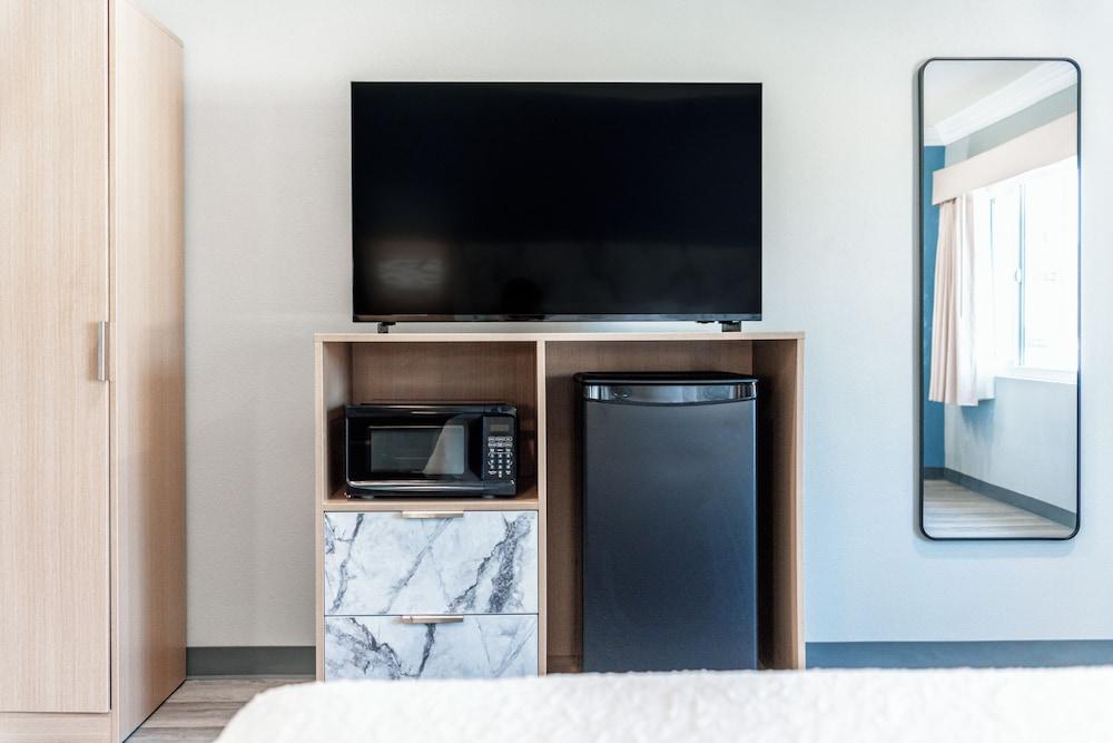 Pacific Inn & Suites