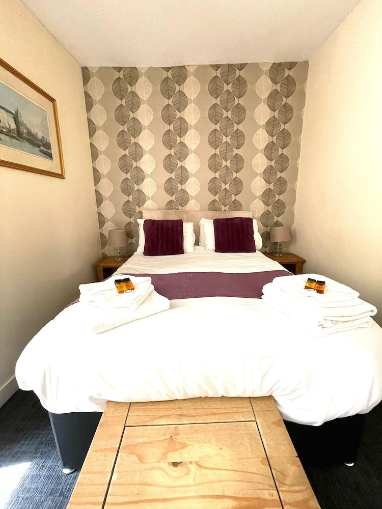 The Crown And Cushion